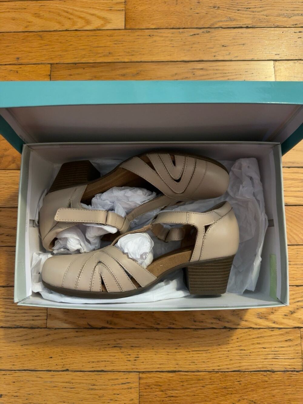 Array Kirkley Women’s 7.5M Sand Leather Comfort T-Strap Low Heel Shoes NEW